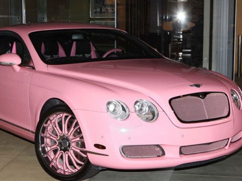 Paris Hilton e la Bentley rosa