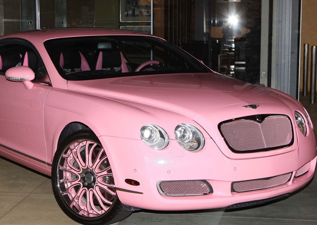 Paris Hilton e la Bentley rosa