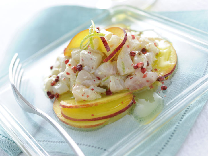 Crudo di orata con pesche e pepe rosa