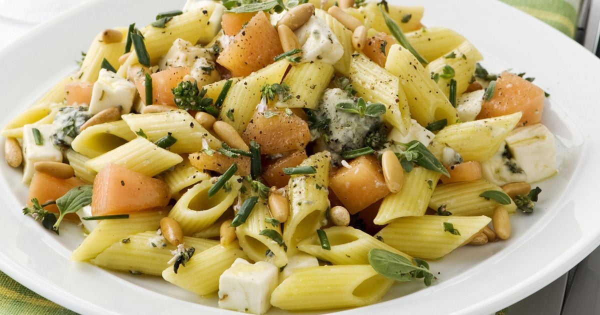 Ricetta Pasta fredda con melone, formaggi ed erbe - Donnamoderna