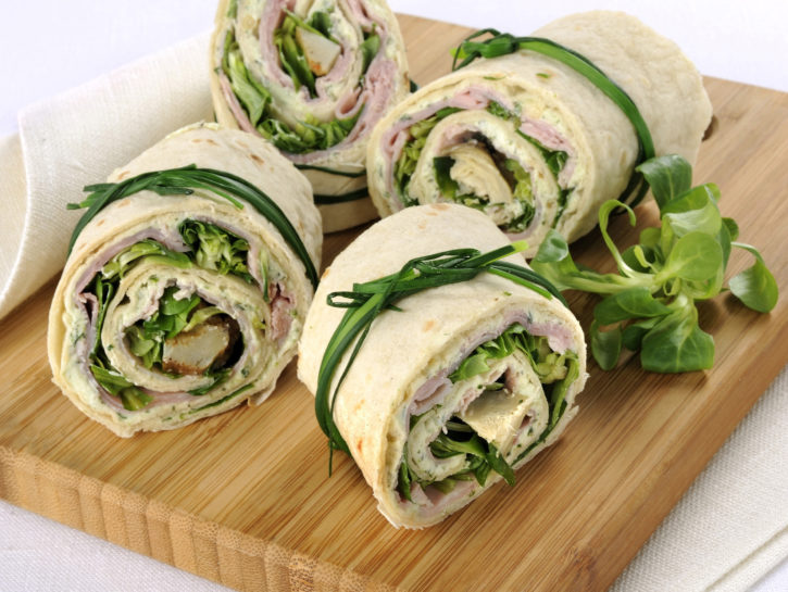 Rotolini di piadina con prosciutto e carciofini