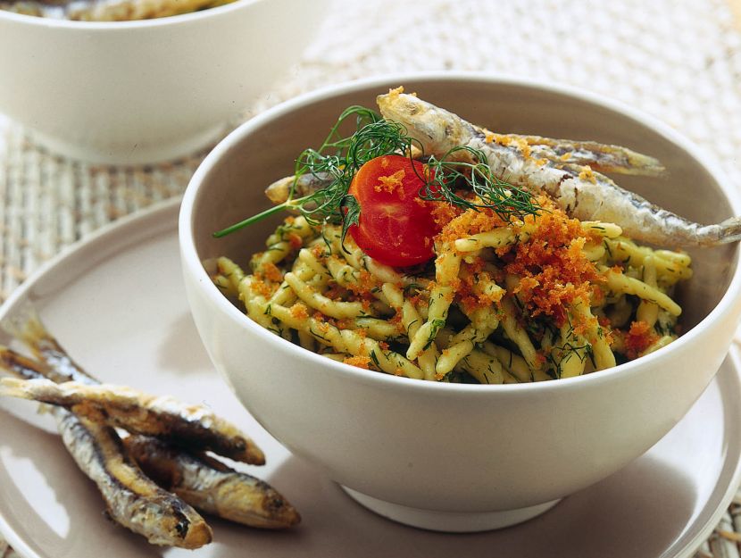 insalata-di-trofie-al-pesto-di-finocchietto-e-alici-fritte