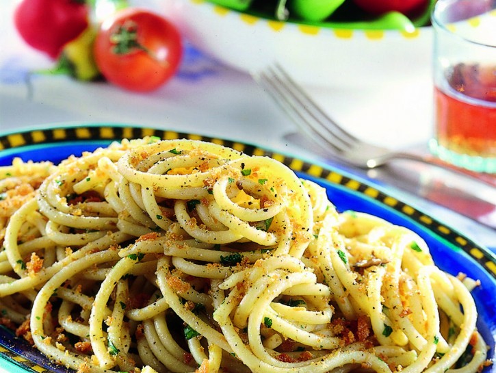 Ricetta Pasta con acciughe e mollica - Donna Moderna