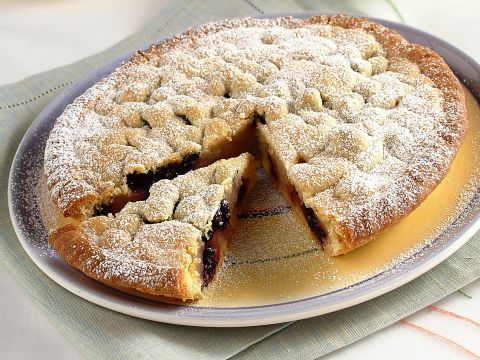 Torta di mele chiusa con more