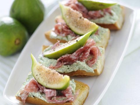 Crostini con salame e fichi