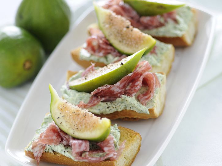 Crostini con salame e fichi