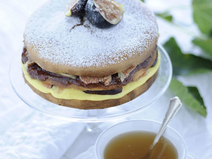 Pan di Spagna farcito con crema e composta