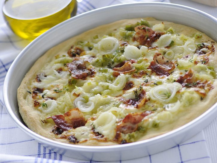 pizza-bianca-con-cipollotti-e-crescenza immagine