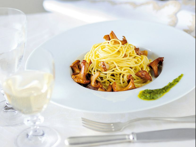 spaghetti-alla-chitarra-con-finferli ricetta