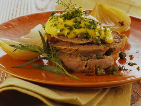 Vitello lessato in brodo con maionese alle erbe