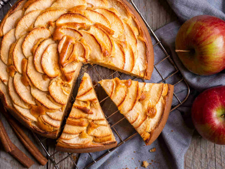 Torta di mele al rosmarino, arancia e nocciole