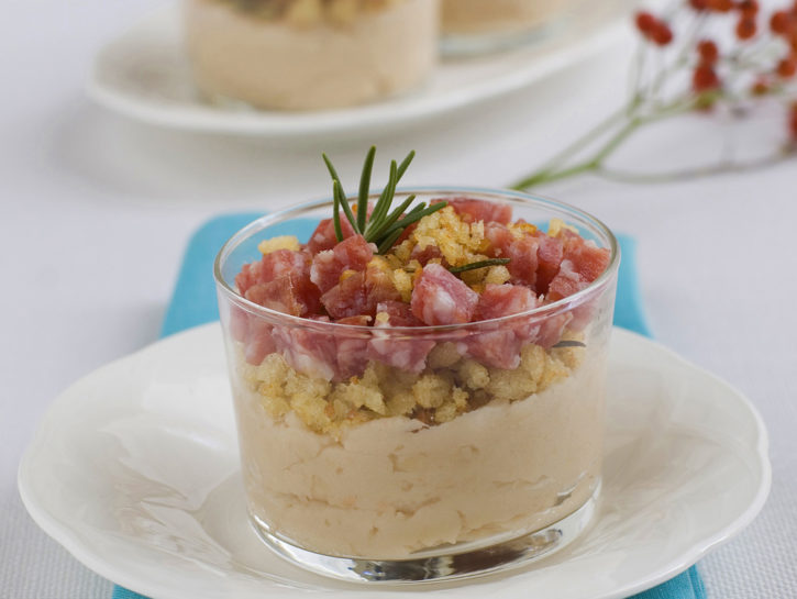 Salame nel bicchiere su crema di cannellini