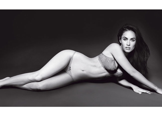 Megan Fox si spoglia per Armani