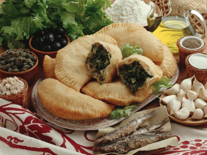 Calzoncini di scarola con acciughe e olive