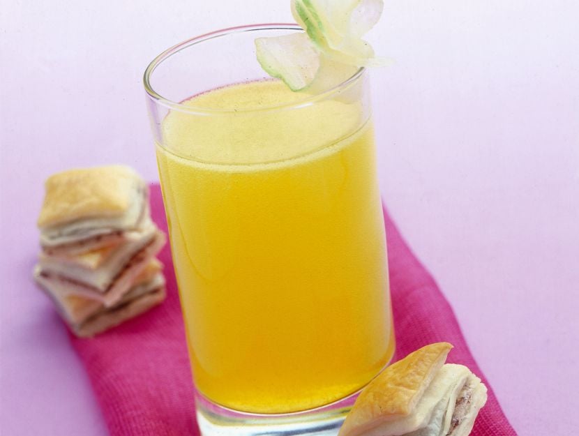 cocktail-al-cedro-e-quadratini-alle-olive
