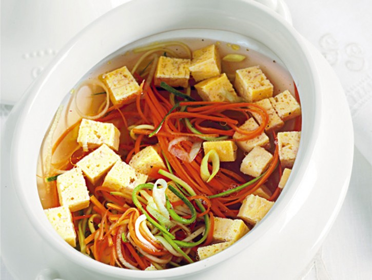 Ricetta Consommè con zuppa imperiale Donnamoderna