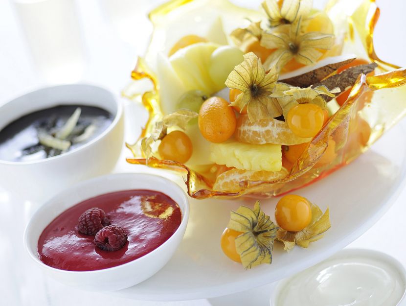 fonduta-di-frutta-in-cestini-di-caramello immagine