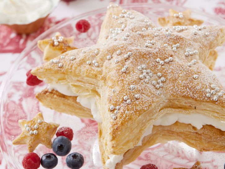 Stella di sfoglia con panna montata e frutti di bosco