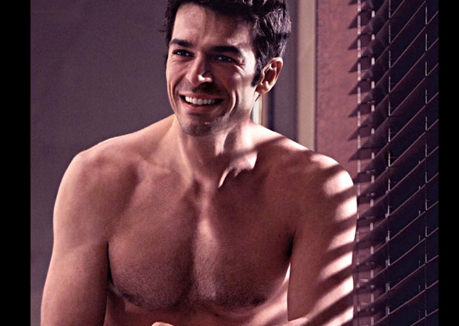 Luca Argentero nudo per Intimissimi