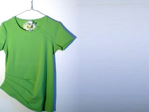 Come si drappeggia una t-shirt: moda fai-da-te