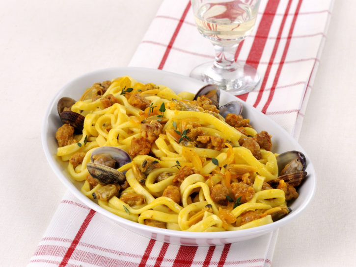 Fettucce con salsiccia e vongole