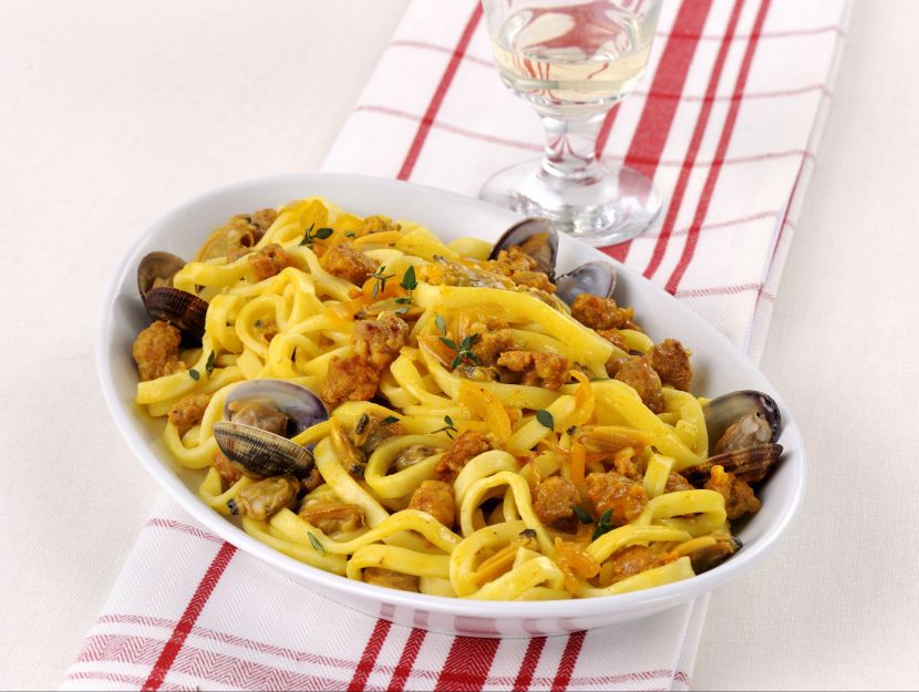 fettucce-con-salsiccia-e-vongole ricetta