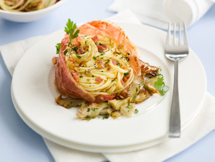 Nidi di pasta con prosciutto croccante e carciofi