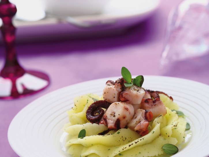 Nidi di purè con bocconcini di polpo