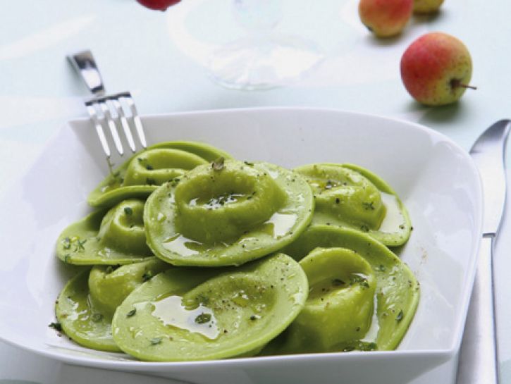 Ravioli verdi con ripieno di fonduta