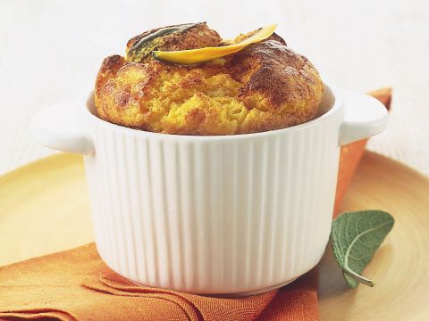 Soufflé alla zucca con parmigiano e salvia