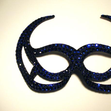 Sexy accessori: Angelique DeVil presenta i gioielli di seduzione della nuova collezione Crystal Skinwear