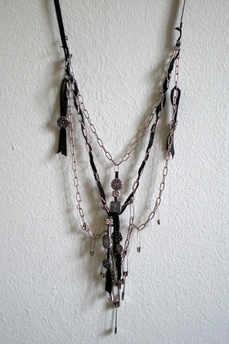 Come si fa una collana di pelle, catene e spille: moda fai-da-te