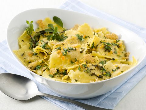 Ravioli di pesce al burro, maggiorana e cialde di grana
