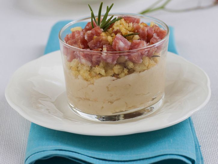 Bicchieri di salame e crema di cannellini