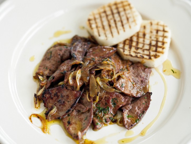 Fegato alla veneziana con polenta bianca