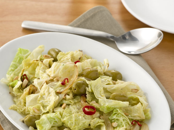 Insalata tiepida di verza con le olive