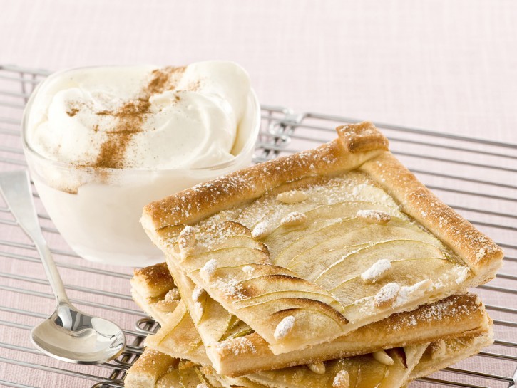 Torta di mele con pasta sfoglia e pinoli