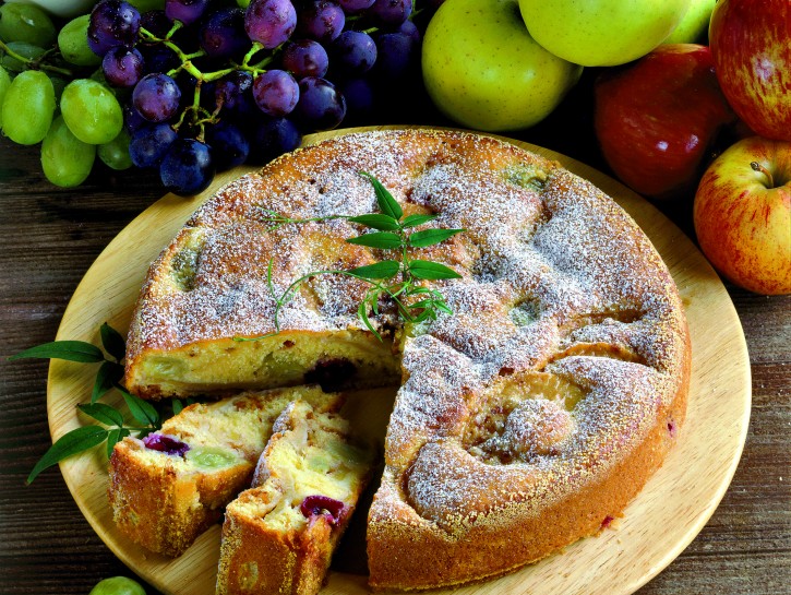 Torta di uva e mele