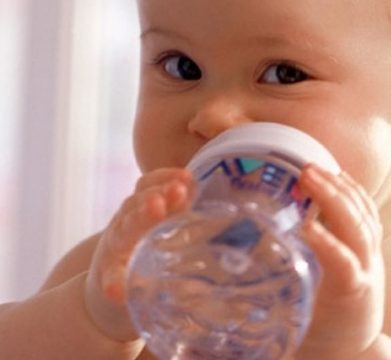 I neonati dovrebbero bere acqua?