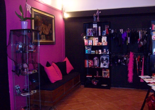 Sex shop per donne, anzi: erotic boutique. Melanie Brun, Genova
