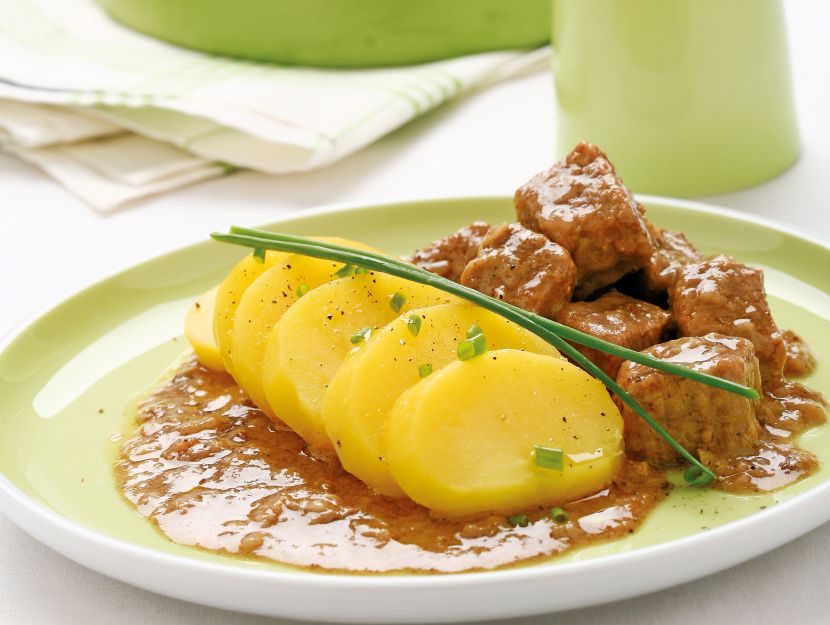 goulasch-con-le-patate-allerba-cipollina preparazione