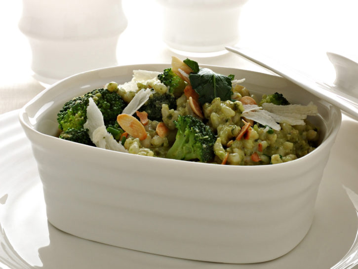 Insalata d'orzo con broccoletti, pesto e mandorle