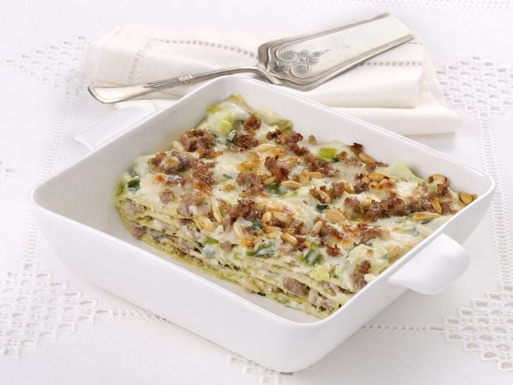 lasagne-verdi-con-cipollotti-e-salamella ricetta