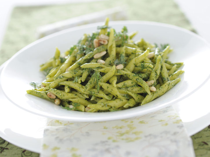 Pasta all'uovo con pesto profumato al limone