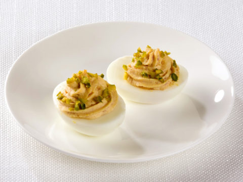 Uova sode con prosciutto e pistacchi