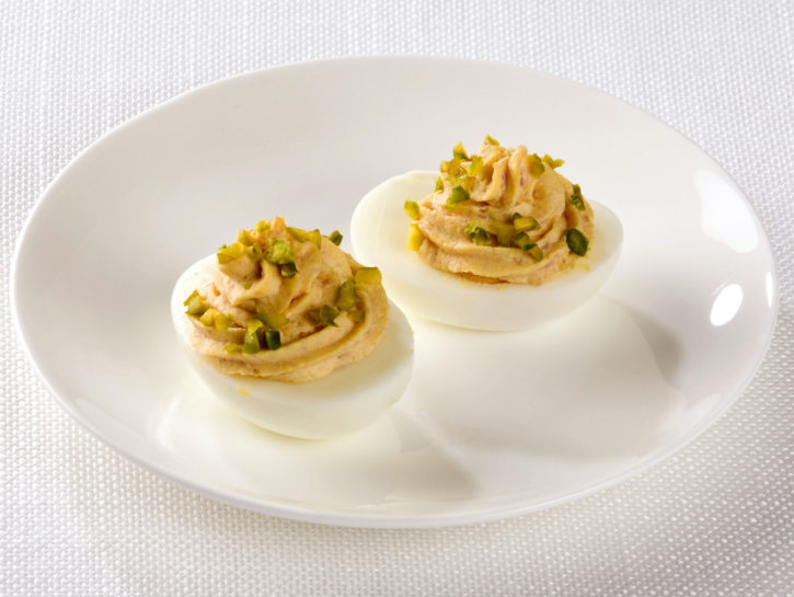 Uova sode con prosciutto e pistacchi