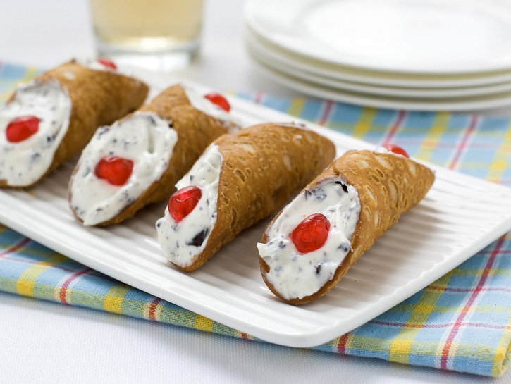 Cannoli farciti con ricotta e cioccolato