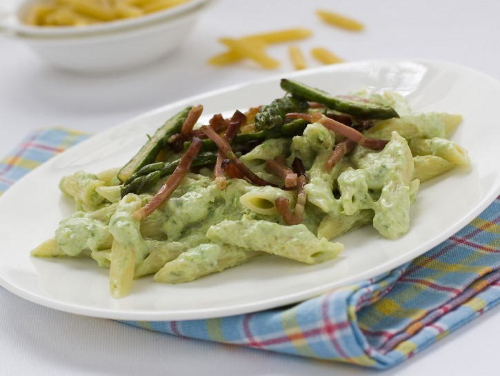Penne alla crema di asparagi e speck