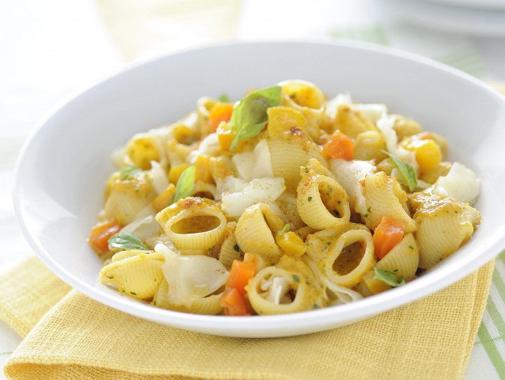 Pipe con crema di peperoni e mozzarella