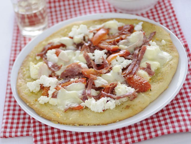 Pizza con salame e ricotta